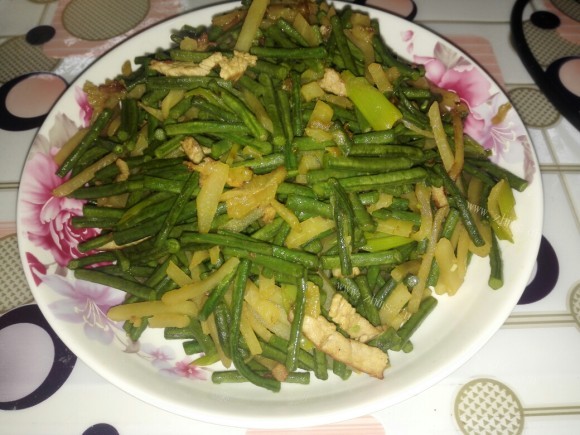 诱人的豇豆炒土豆丝