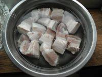 家常菜香菇红烧肉做法图解1)