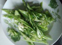 家常菜茭白炒肉丝做法图解3)