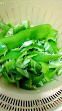 家常菜辣炒五花肉做法图解1)