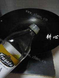 美味的胡萝卜山药鲫鱼汤做法图解5)