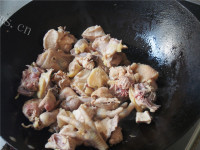 色泽鲜亮的土豆鸡块做法图解4)