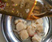 口感丰富的蒜茸粉丝蒸扇贝做法图解4)