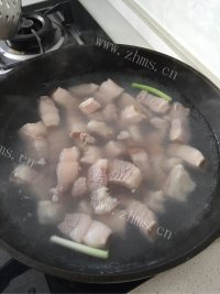 芳香四溢的土豆红烧肉做法图解2)