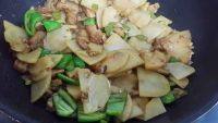 家常菜肉炒土豆片