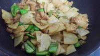 家常菜肉炒土豆片
