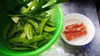 香鲜至极的荷兰豆炒腊肠做法图解1)