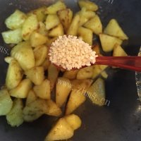 色香味俱全的孜然土豆做法图解7)