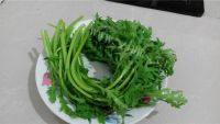 家常菜茼蒿炒鸡蛋做法图解1)