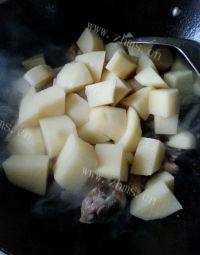 家常菜土豆炖鸡肉做法图解8)