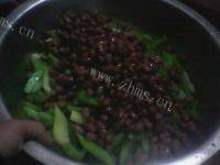 香脆的芹菜拌花生米做法图解3)