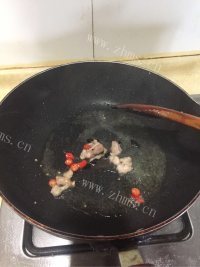香喷喷的西芹炒豆干做法图解3)