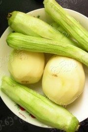家常菜丝瓜炒土豆做法图解1)
