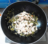 家常白花菜炒瘦肉做法图解9)