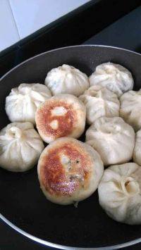 自己做的生煎包子