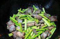 家常的蒜苔炒牛肉