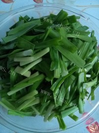 方便快捷的微波炒鸡蛋韭菜做法图解1)