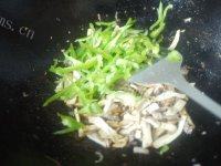 美美厨房之青椒炒肉丝做法图解8)