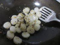 诱人的腊肉炒年糕做法图解9)
