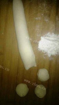 妈妈做的韭菜盒子做法图解5)