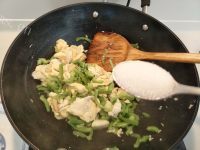 家常菜尖椒鸡蛋做法图解7)