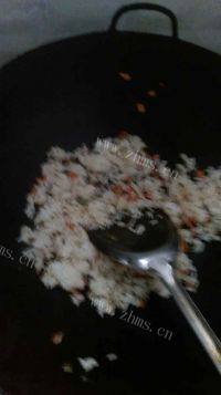 美味的火腿鸡蛋胡萝卜炒饭做法图解4)