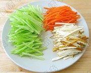 美味的拌芹菜三丝做法图解1)
