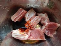 家常菜土豆蒸排骨做法图解3)