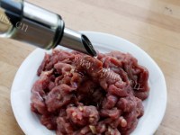 美味的黑椒牛柳做法图解2)