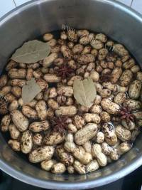 美味的水煮花生做法图解3)
