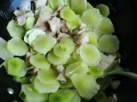 家常菜肉片炒莴笋做法图解6)