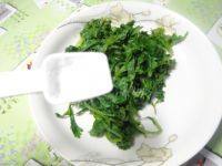 香飘的凉拌芹菜叶做法图解5)