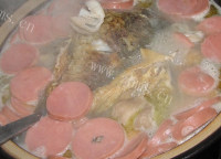 酸菜鲫鱼肥肠汤的做法的做法图解五