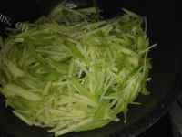 香飘十里的芹菜炒土豆丝做法图解6)