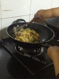 家常菜炒土豆做法图解6)