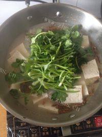 诱人的鱼头豆腐汤做法图解12)