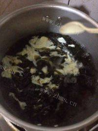 家常菜紫菜瘦肉蛋花汤做法图解7)