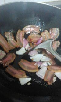 家常菜腊肉炒花菜做法图解2)