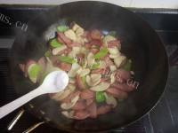 色味俱佳的杏鲍菇炒红肠做法图解9)