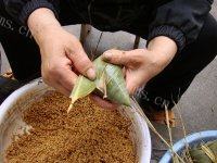 好吃的的咸肉粽子做法图解9)