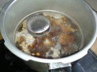 易做的黄豆炖猪蹄做法图解6)