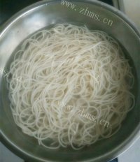 美味的腊肠炒面做法图解4)