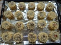 自制广式豆沙蛋黄月饼做法图解12)
