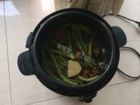 家常菜豆角土豆炖排骨做法图解6)