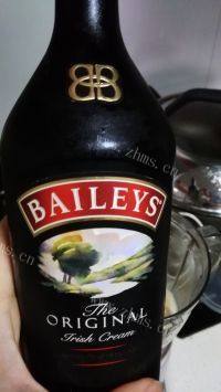 有风味的甜酒香蕉奶昔做法图解4)