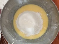 色泽鲜亮的酸奶蛋糕做法图解4)