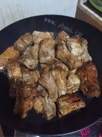 自制土豆炖排骨做法图解8)