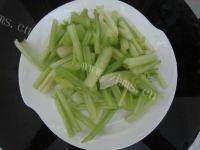 口感饱满的芹菜炒鸡杂做法图解1)