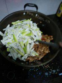 家庭版高笋炒肉做法图解5)