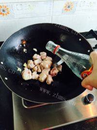 口感饱满的土豆焖排骨做法图解5)